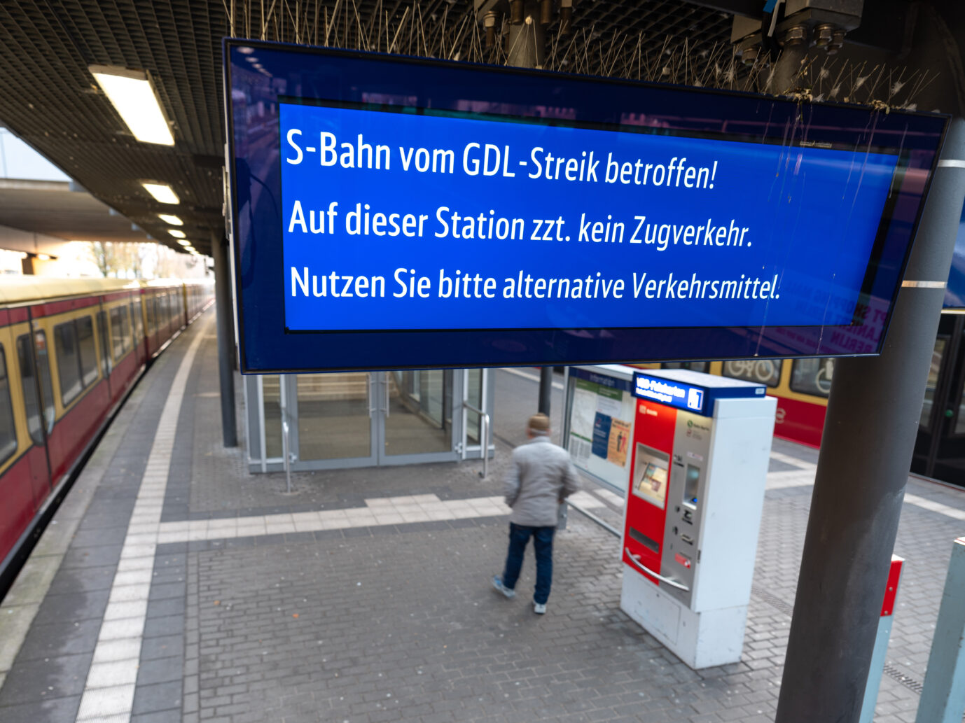 Ein leerer S-Bahnsteig in Deutschland: Bahnstreiks entfachen seit Jahren gesellschaftliche Debatten über Sinn und Unsinn von Gewerkschaften.