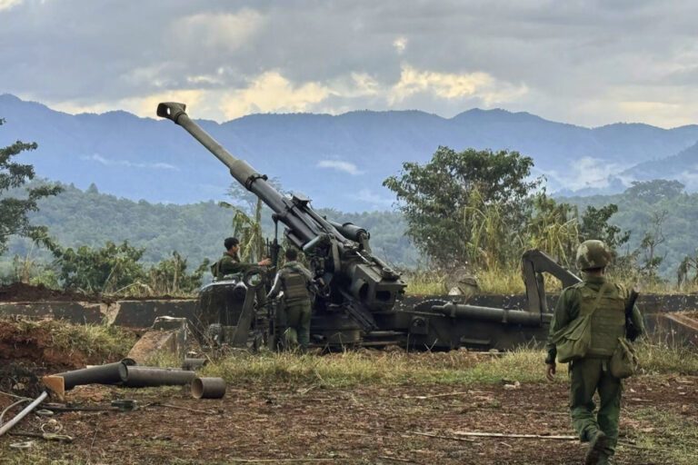 Krieg in Myanmar: Kämpfer einer Rebellengruppe inspizieren ein erbeutetes Geschütz.