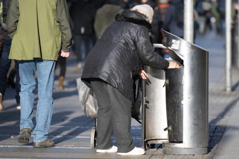 Eine Frau sucht in einem Mülleimer nach Leergut. Vier von zehn Rentnern in Deutschland sind von Armut betroffen. Das sind 7,5 Millionen Menschen. Sie haben monatlich weniger als 1.250 Euro zu Verfügung.