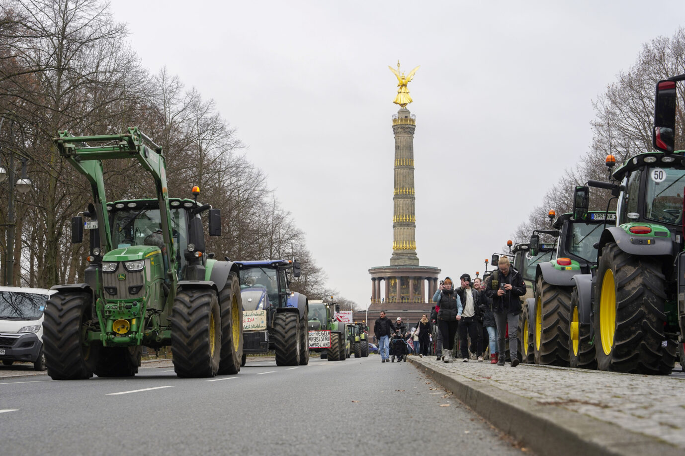 Auf dem Foto befindet sich ein Bauernstreik in Berlin. Ab 8. Januar sind ähnliche Aktionen im gesamten Bundesgebiet geplant. (Themenbild)