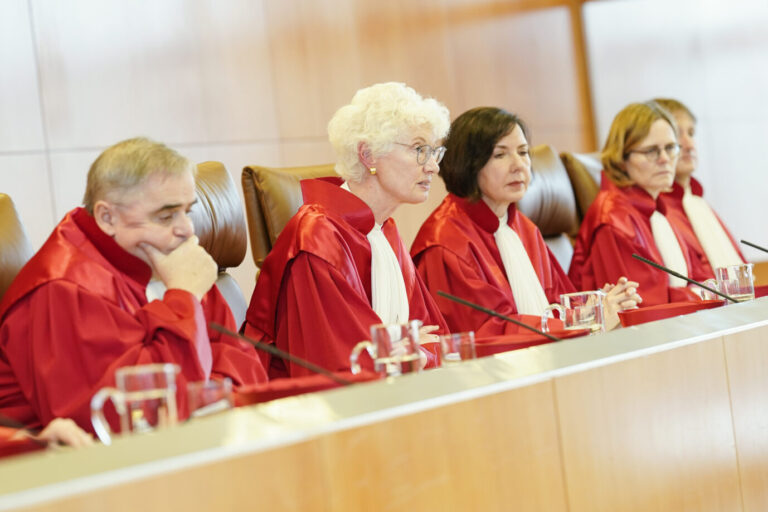 AfD-Einfluß verhindern: Der Zweite Senat des Bundesverfassungsgerichts mit Vizepräsidentin Doris König (zweite von links).