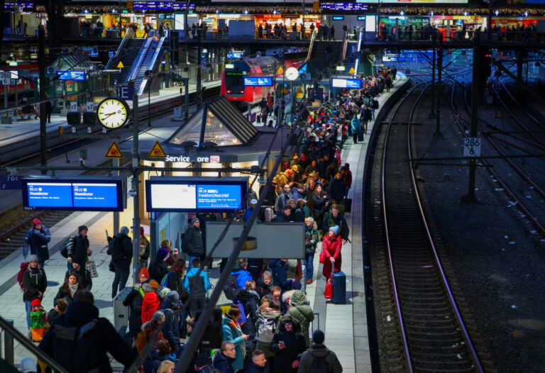 Zahlreiche Reisende warten auf einem vollen Bahnsteig am Hauptbahnhof auf ihren Zug. Für die deutsche Nordseeküste sowie Hamburg besteht am Freitag die Gefahr einer schweren Sturmflut. Zahlreiche Reisende warten auf ihren verspäteten Zug: Die CDU fordert mehr Entschädigungen bei Verspätungen Foto: picture alliance/dpa | Christian Charisius