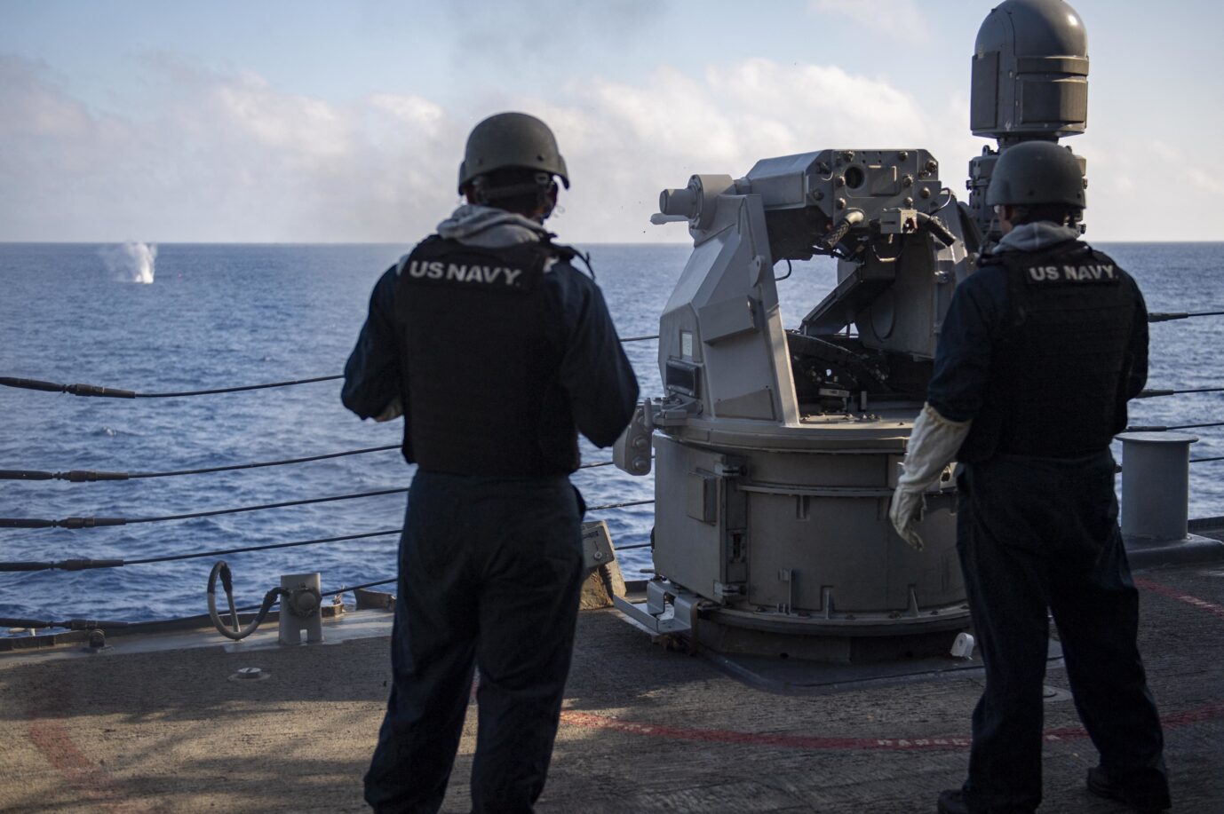 Soldaten der US-Marine beobachten das Übungsschießen einer Schiffskanone: Die Angriffe der Huthis im Roten Meer rufen die USA auf den Plan.