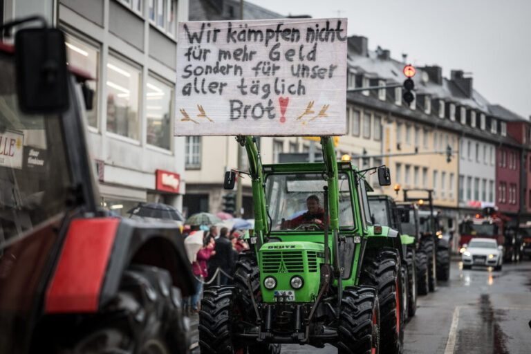 Mit einem Konvoi aus mehreren hundert Traktoren haben Landwirte und Landwirtinnen im Raum Siegen am Freitag gegen Einsparläne der Ampel-Koalition protestiert. BAuern auf den Barrikaden