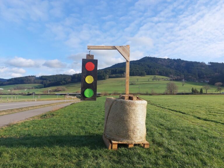 Themenbild - Bauernstreik, Bauernprotest, Bauerndemonstration, Ampel an einem Galgen mit Heuballen Bild: Symbolisch hängt eine rot, gelb, grüne Ampel für die Regierung an einem Galgen, Galgenstrick auf einem Heuballen. Eine Ampel wurde an einem Strick aufgehängt. Die Landwirte und Bauern demonstrieren, protestieren gegen die Sparpläne der Bundesregierung im Agrar-Sektor. Symbolbild, Themenbild, Featurebild