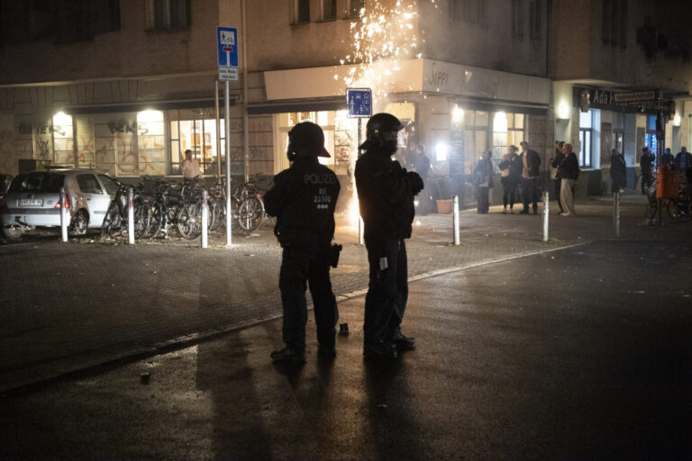 Einsatzkräfte der Polizei stehen unweit vom Kottbuser Damm. Das ganze war an Silvester in Berlin.