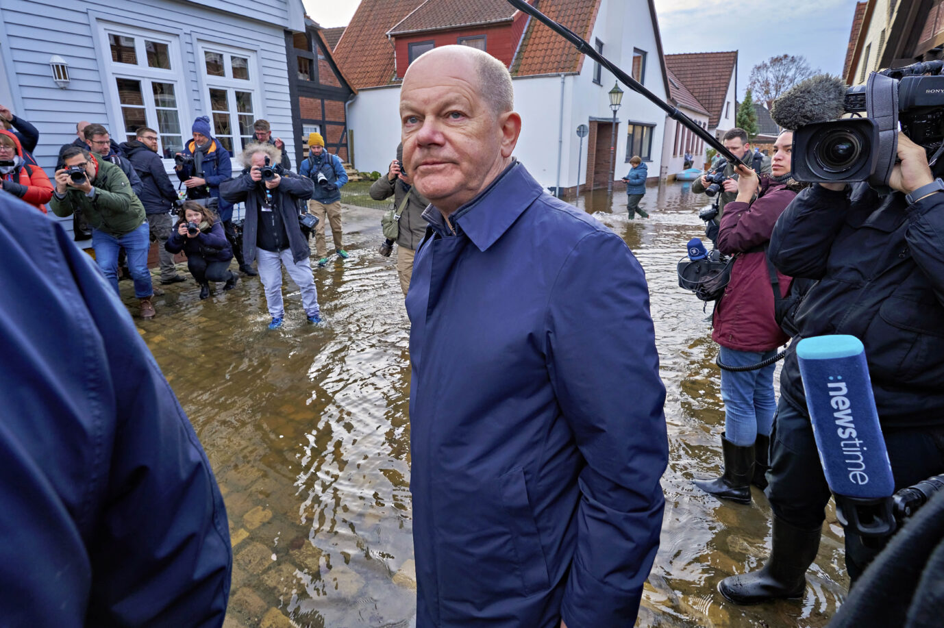 Bundeskanzler Olaf Scholz (SPD) besuchte am Silvestertag Verden, das besonders vom Hochwasser betroffen ist. Reicht es für die Aussetzung der Schuldenbremse?