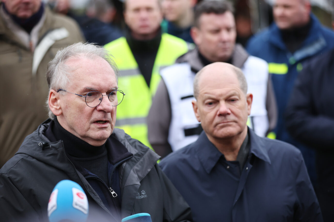 Sachsen-Anhalts Landeschef Reiner Haseloff (CDU) und Kanzler Olaf Scholz (SPD): Nicht bei jedem kommt ihr Besuch im Hochwassergebiet gut an