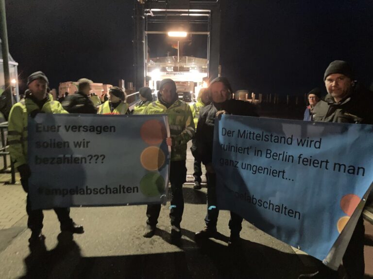 Landwirte stehen mit Plakaten mit der Aufschrift "Euer Versagen sollen wir bezahlen??? #ampelabschalten" am Fähranleger. Wütende Bauern hinderten Vizekanzler Robert Habeck (Grüne) in Schlüttsiel in Schleswig-Holstein am Verlassen einer Fähre. Wie ein Polizeisprecher der Deutschen Presse-Agentur sagtes, habe Habeck, der auch Wirtschaftsminister ist, deshalb wieder auf die Hallig Hooge zurückkehren müssen. Nach Angaben der Polizei handelte es sich um mehr als hundert Demonstranten.