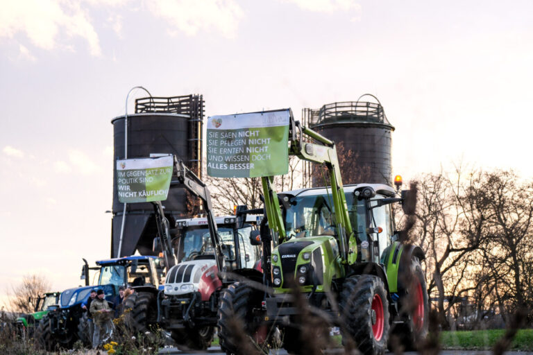 Bauern stellen sich am Rande der A5 zum Protest auf