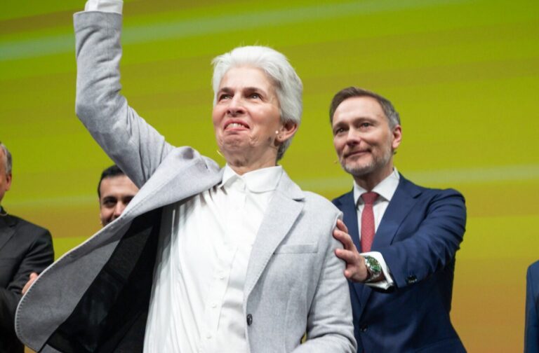 Die FDP-Spitzenkandidatin für die Europa-Wahl, Marie-Agnes Strack-Zimmermann, und Parteichef Christian Lindner auf dem Dreikönigstreffen der Liberalen.