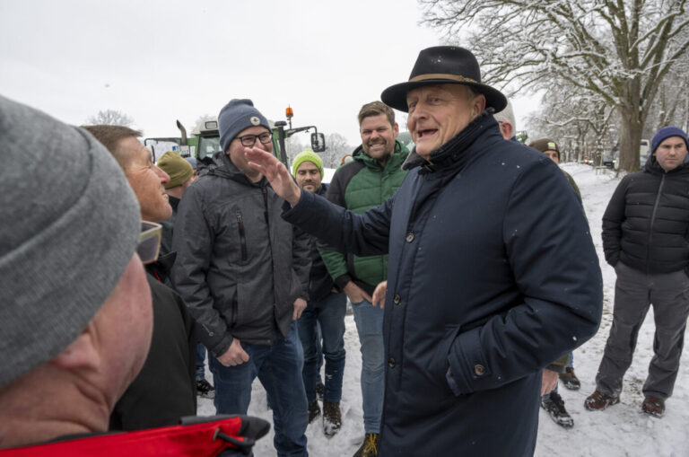 Joachim Rukwied (Mitte mit Hut), Präsident des Deutschen Bauernverbandes, besucht während der Klausurtagung der CSU im Kloster Seeon eine Demonstration von Landwirten mit ihren Traktoren. Als Reaktion auf die Sparpläne der Bundesregierung hat der Bauernverband zu einer Aktionswoche mit Kundgebungen und Sternfahrten ab dem 8. Januar aufgerufen. Sie soll am 15. Januar in einer Großdemonstration in der Hauptstadt gipfeln.