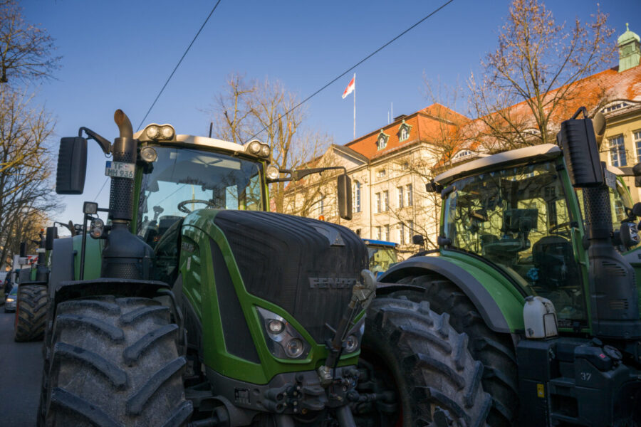 Landwirte demonstrieren mit ihren Traktoren vor der Staatskanzlei. Als Reaktion auf die Sparpläne der Bundesregierung hat der Bauernverband zu einer Aktionswoche mit Kundgebungen und Sternfahrten ab dem 8. Januar 2024 aufgerufen.