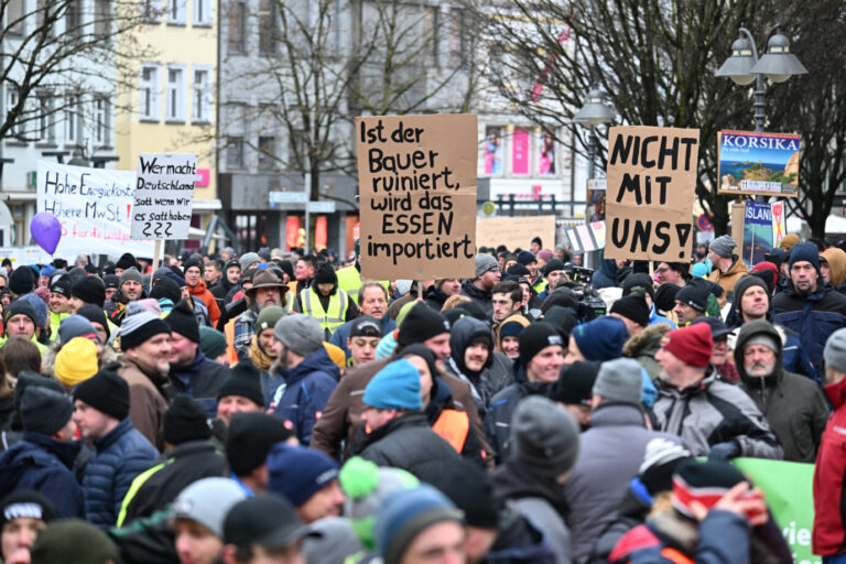 Landwirte demonstrieren, weil sie um ihre Existenzgrundlage fürchten