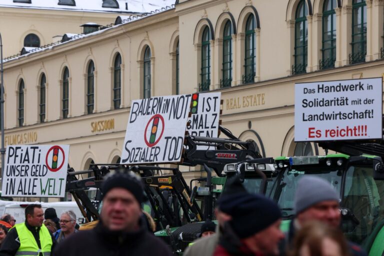 Auf dem Foto befinden sich die Teilnehmer eines Bauernprotests in München. (Themenbild)