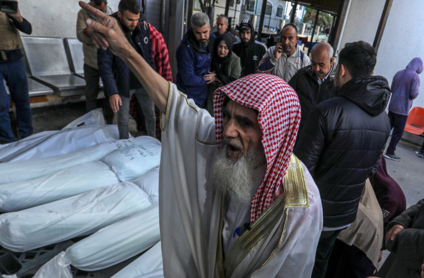 RAFAH, GAZA - 10. JANUAR: Palästinenser, die ihre Angehörigen verloren haben, trauern, als die Leichen der Verstorbenen am 10. Januar 2024 aus der Leichenhalle des Al-Najjar-Krankenhauses zur Beerdigung in Rafah, Gaza, gebracht werden. Nach dem Angriff der israelischen Armee auf die Stadt Rafah wurden viele Palästinenser, darunter auch Frauen und Kinder, getötet. Die Leichen derjenigen, die bei den Angriffen ums Leben kamen, wurden aus der Leichenhalle des Krankenhauses in Rafah-Stadt geholt, um nach den Trauergebeten von ihren Angehörigen beerdigt zu werden. Abed Rahim Khatib / Anadolu