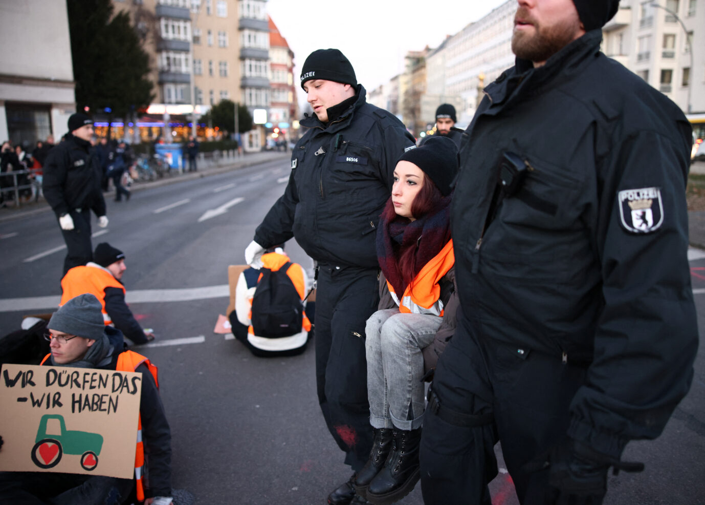 Letzte Generation: Berliner Polizisten tragen Teilnehmer einer Straßenblockade davon, Januar 2024