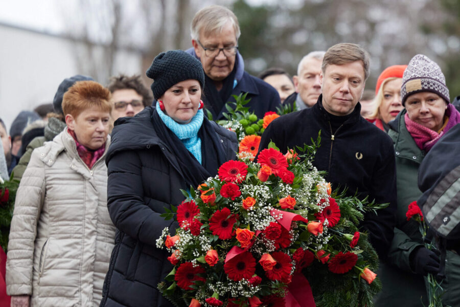 Die Parteiführung der Linken legt vei der Luxemburg-Liebknecht-Demo Blumen nieder: Bundestagsvizepräsidentin Petra Pau, Parteichefin Janine Wissler, Ex-Fraktionschef Dietmar Bartsch und Parteichef Martin Schirdewan (v.l.n.r.) Foto: picture alliance/dpa | Jörg Carstensen