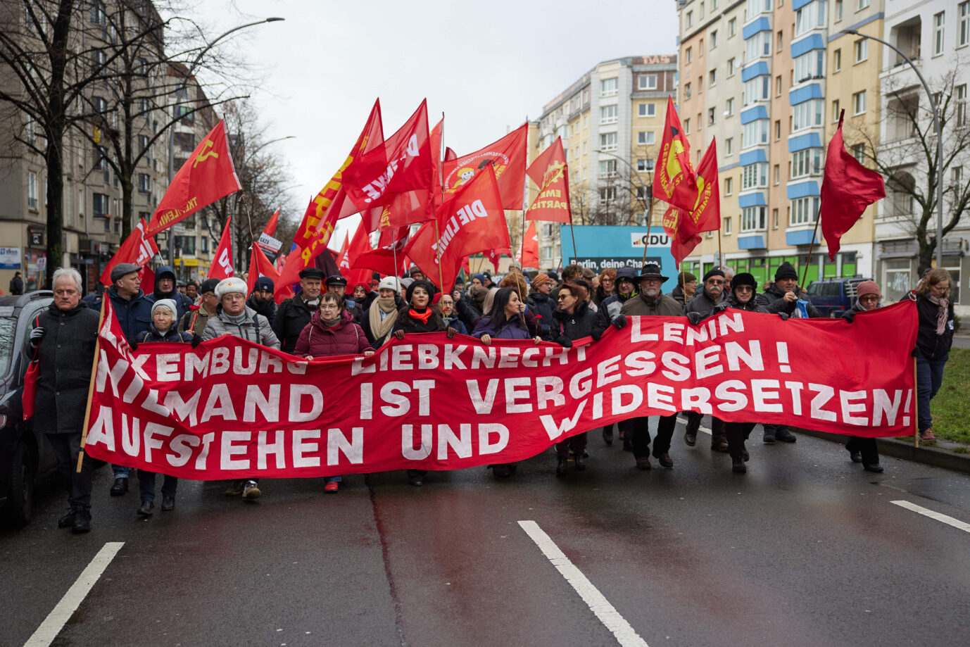 Aufmarsch mit roten Fahnen und Gewalt: Luxemburg-Liebknecht-Demo am Sonntag in Berlin.