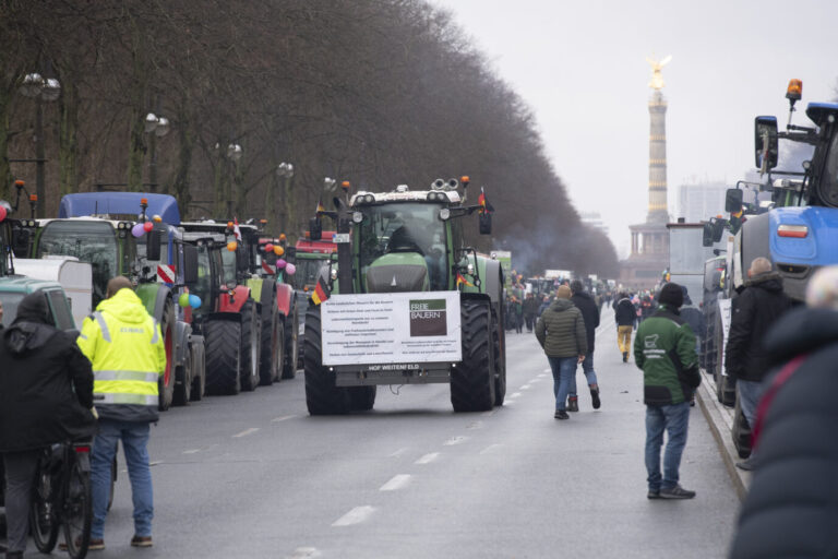 Bauernprotest: Vom Brandenburger Tor über die Siegessäule (Foto) bis zum Ernst-Reuter-Platz stehen seit gestern die Traktoren und Lkw.