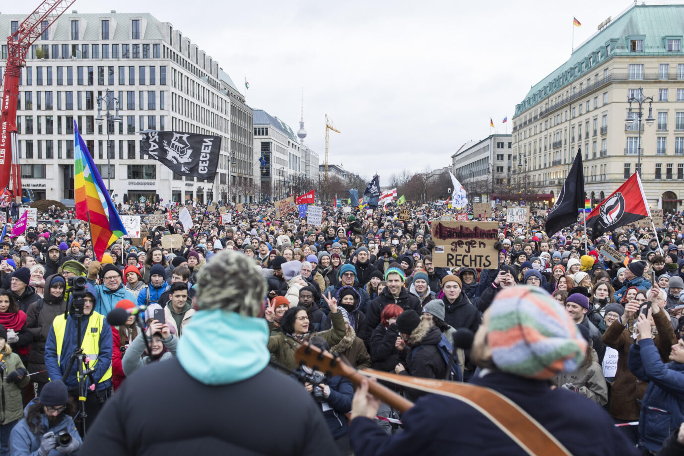 Clemens Rehbein (Sänger und Gitarrist) und Philipp Dausch (Begleitsänger) von der Band Milky Chance spielen in Berlin bei einer großen Anti-AfD-Demonstration: Verschiedenste Teilnehmer von Kirchenvertretern bis zur Antifa.