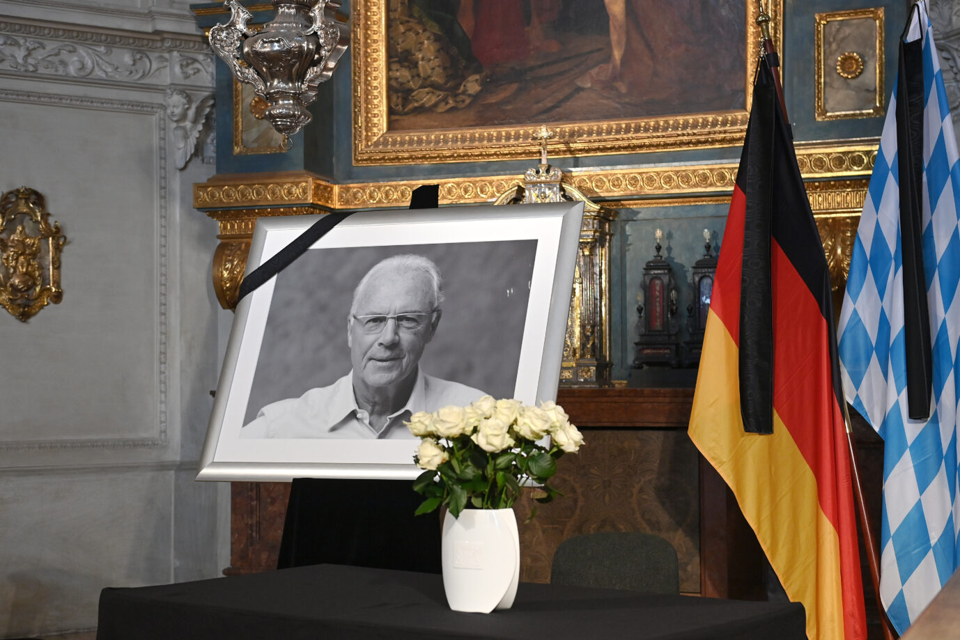 Ein Schwarzweiß-Porträt von Franz Beckenbauer, genannt „Kaiser“ in einer Münchner Kapelle: Kanzler Scholz wird bei der Trauerfeier am Freitag keine Rede halten.