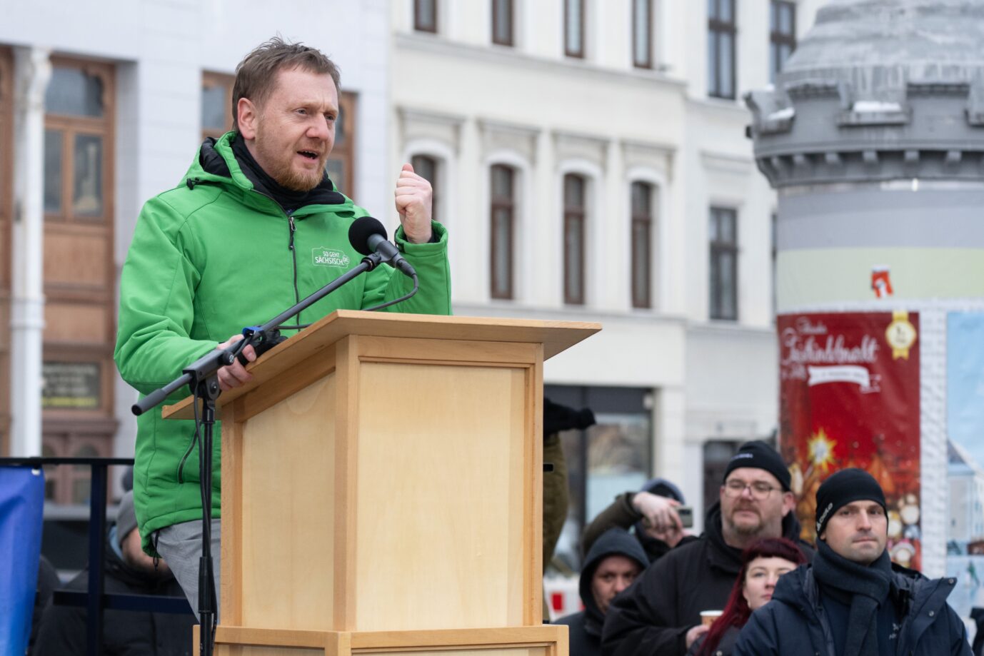Michael Kretschmer (CDU), Ministerpräsident von Sachsen, spricht auf einer Demonstrationen gegen Rechtsextremismus auf dem Marienplatz. Mit den bundesweiten Demonstrationen soll ein Zeichen des Wiederstands gegen rechtsextreme Umtriebe gesetzt werden.