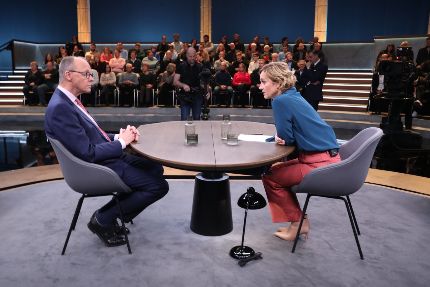 21.01.2024, Studio Berlin, Erste Talksendung von Caren Miosga am Sonntag in der ARD/Das Erste: Erster Talkgast Friedrich Merz (links), Moderatorin Caren Miosga (rechts)