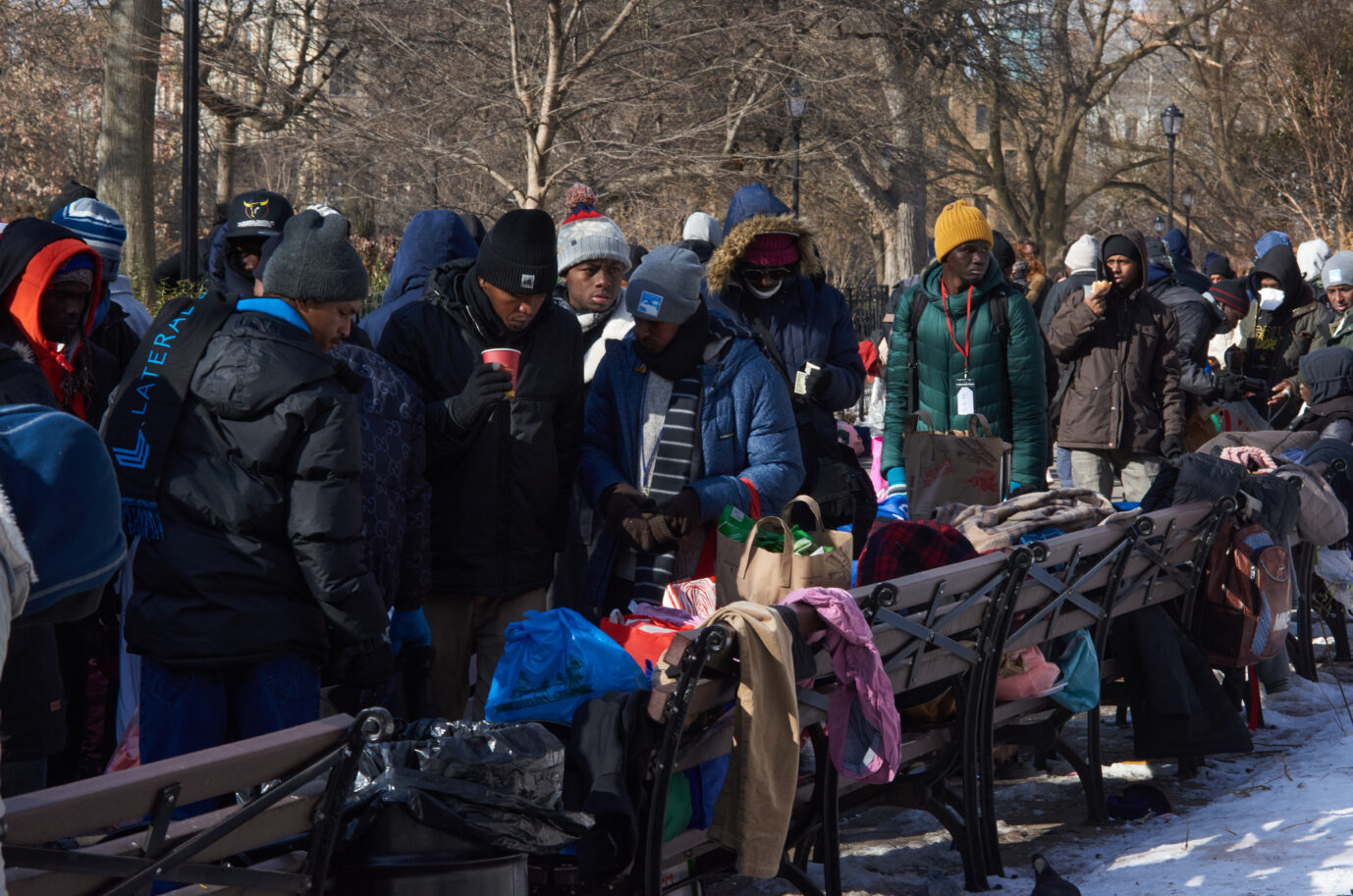 20. Januar 2024, New York, New York, USA: Lokale Organisationen veranstalten im Tompkins Square Park eine Kleider- und Lebensmittelspendenaktion für Migranten, die nach der Einführung einer 30-tägigen Aufenthaltsdauer aus den Notunterkünften verwiesen wurden und derzeit bei eisigen Temperaturen auf eine neue Unterkunft warten. Die anhaltende Massenmigration schlägt sich im Stadtbild langsam nieder. Auch die Staatskasse gerät zunehmend an ihre Grenzen.
