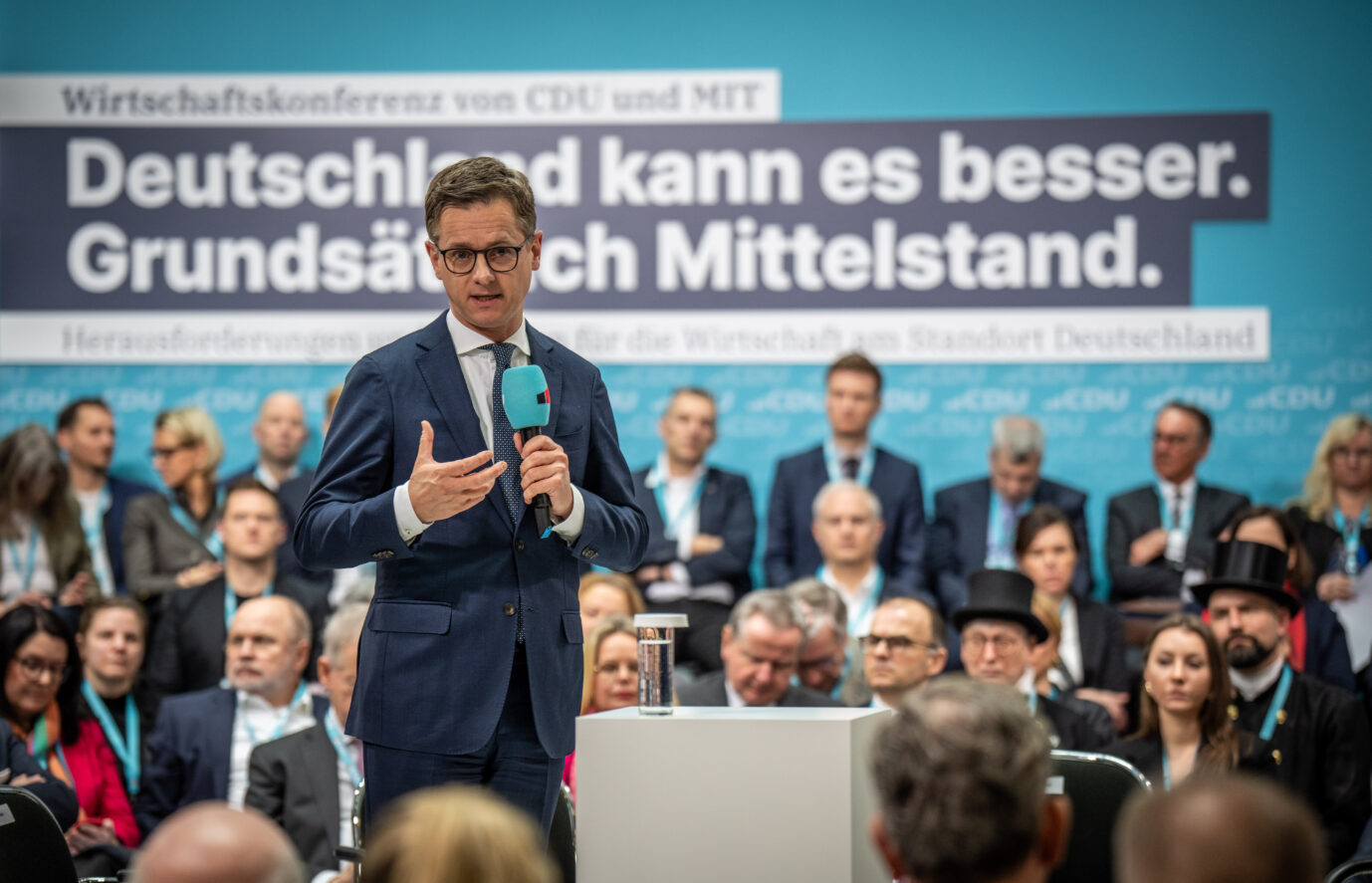 Carsten Linnemann, CDU Generalsekretär, spricht bei der Wirtschaftskonferenz «Deutschland kann es besser» der CDU Deutschlands. Bei der Konferenz diskutierten Gäste mit der Union und der Mittelstandsvereinigung MIT zu Herausforderungen und Chancen für die Wirtschaft in Deutschland. Er ist gegen das Bürgergeld.