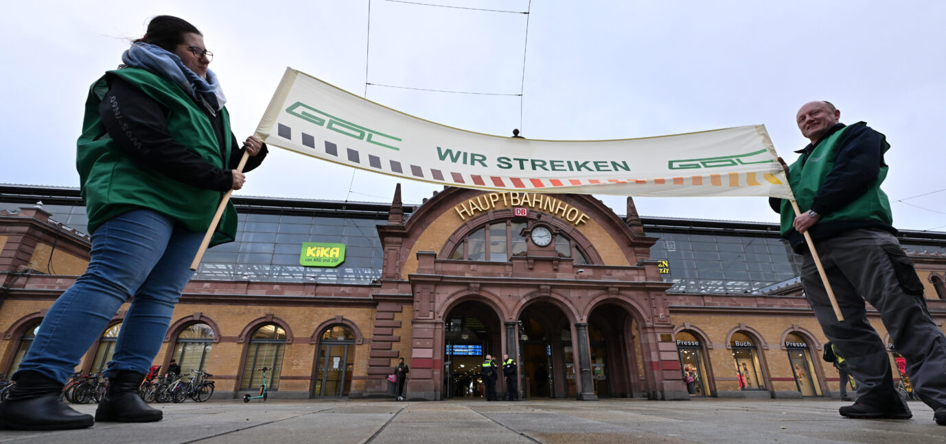 GDL-Gewerkschaftler mit einem „Wir streiken“-Transparent am Erfurter Hauptbahnhof: Ein FDP-Parlamentarier will Lokführer durch Maschinen ersetzen.