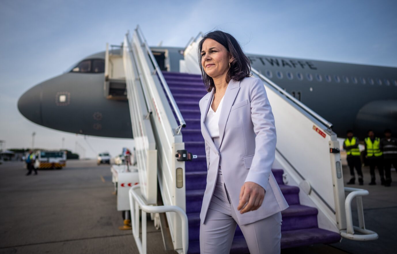 Nach ihrem Irrflug steigt Außenministerin Annalena Baerbock in Dschidda, Saudi-Arabien, aus dem Regierungsflugzeug.