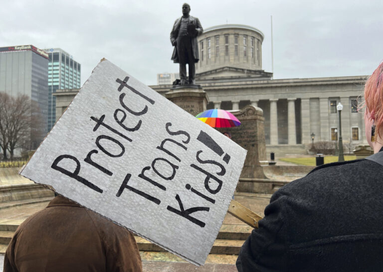 Eine Demonstrantin vorm Regierungssitz der Landesregierung von Ohio in Columbus: Hartes Gesetz gegen Trans-Operationen von Kindern erlassen.