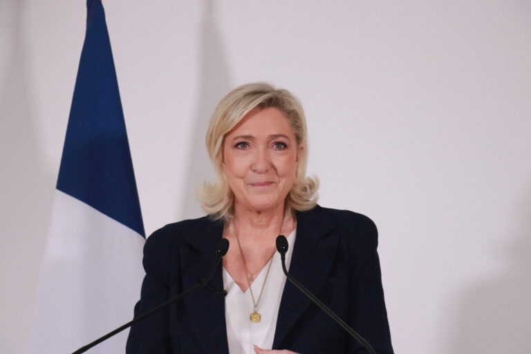 PARIS, FRANKREICH - 25. JANUAR: Die Vorsitzende der rechtsextremen französischen Partei Nationale Rallye, Marine Le Pen, hält eine Rede während einer Pressekonferenz in der französischen Nationalversammlung in Paris, Frankreich, am 25. Januar 2024. Umit Donmez / Anadolu Die Vorsitzende des Rassemblement National Marine Le Pen bei einer Pressekonferenz: Sie distanzierte sich von der AfD Foto: picture alliance / Anadolu | Umit Donmez