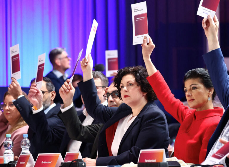Die BSW-Führungsriege stimmt auf dem ersten Parteitag des Bündnisses in Berlin über einen Tagesordnungspunkt ab