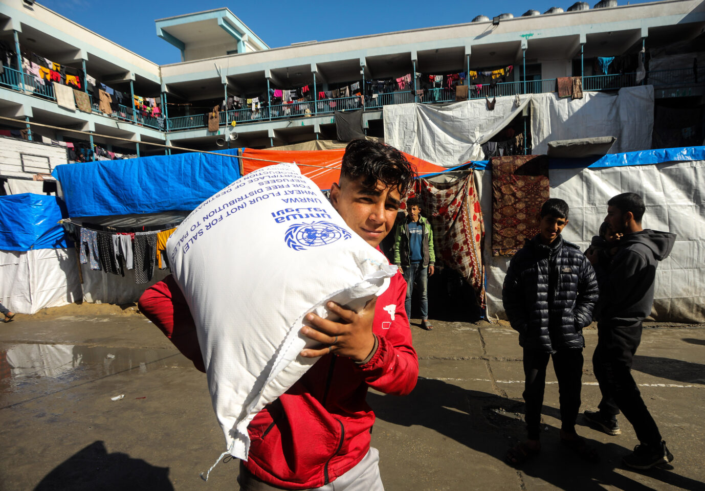 Das UN-Hilfswerk für Palästinenser (UNRWA) verteilt Lebensmittel, aber was ist mit der Terrorverstrickung der Organisation?