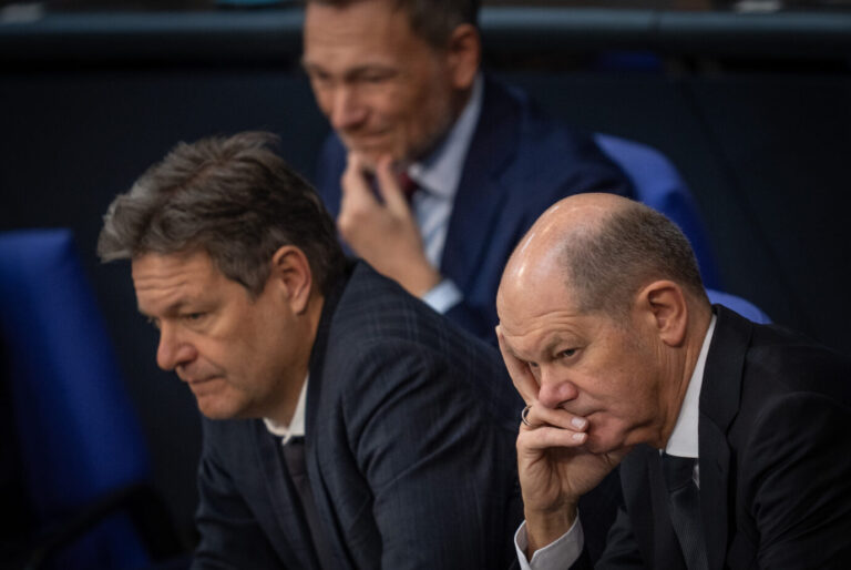 Auf dem Foto befinden sich Bundeskanzler Olaf Scholz (SPD), Bundeswirtschaftsminister Robert Habeck (Grüne) und Bundesfinanzminister Christian Lindner (FDP) im Bundestag. Die Ampel-Parteien haben Probleme, die Bürger von der Einbürgerungsreform zu überzeugen. (Symbolbild)