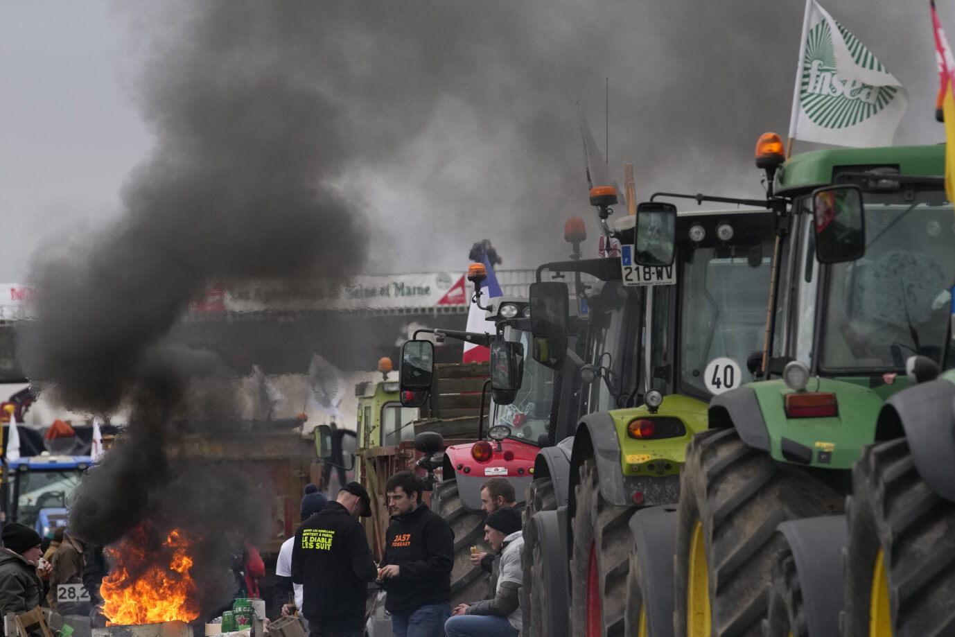 Landwirte blockieren eine Autobahnzufahrt östlich von Paris