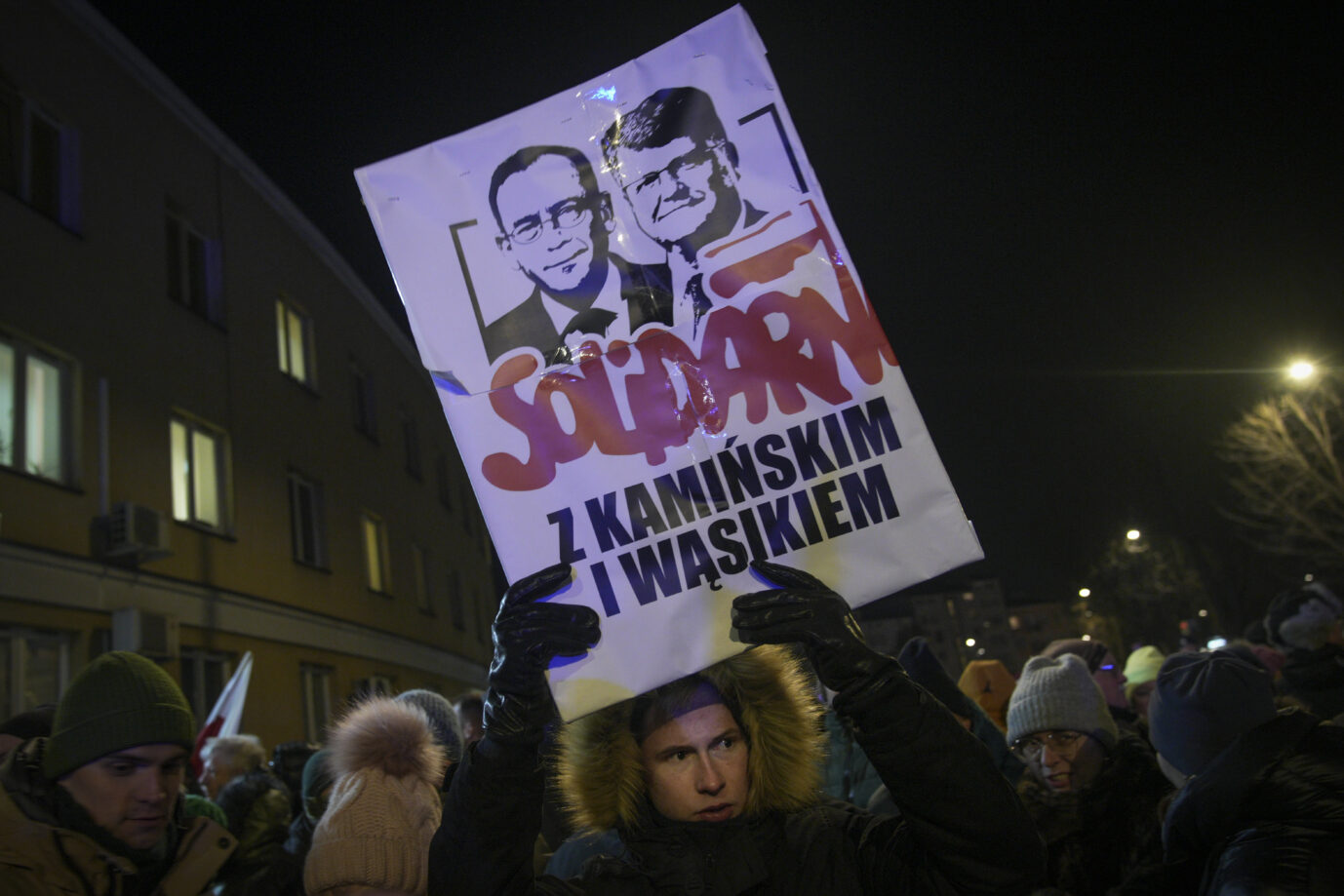 Auf dem Foto befindet sich eine vom PiS-Vorfeld veranstaltete Demonstration in Polens Hauptstadt, Warschau. Hintergrund ist die Festnahme des ehemaligen Innenministers und seines Staatssekretärs.
