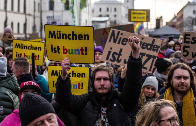 Auf dem Foto befindet sich ein Protest gegen die AfD in München, mit Transparenten wie „München ist bunt“ und „Nie wieder ist jetzt“. (Themenbild)