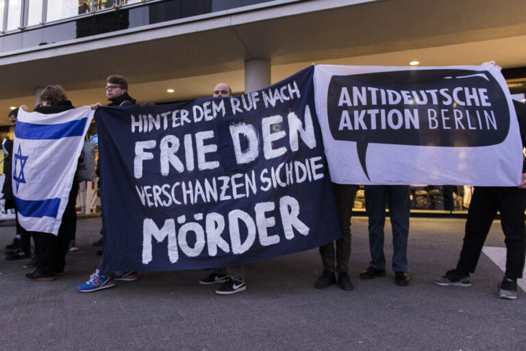 Auf dem Foto befinden sich die Anhänger der linksextremen Szene, die sich als "Antideutsche" bezeichnen. (Themenbild)