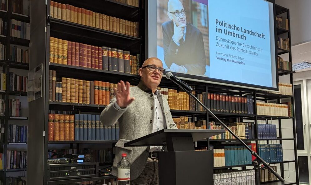 Auf dem Foto befindet sich Hermann Binkert, leiter des Insa-Umfrageinstituts während eines Vortrags in der Bibliothek des Konservatismus. (Themenbild)