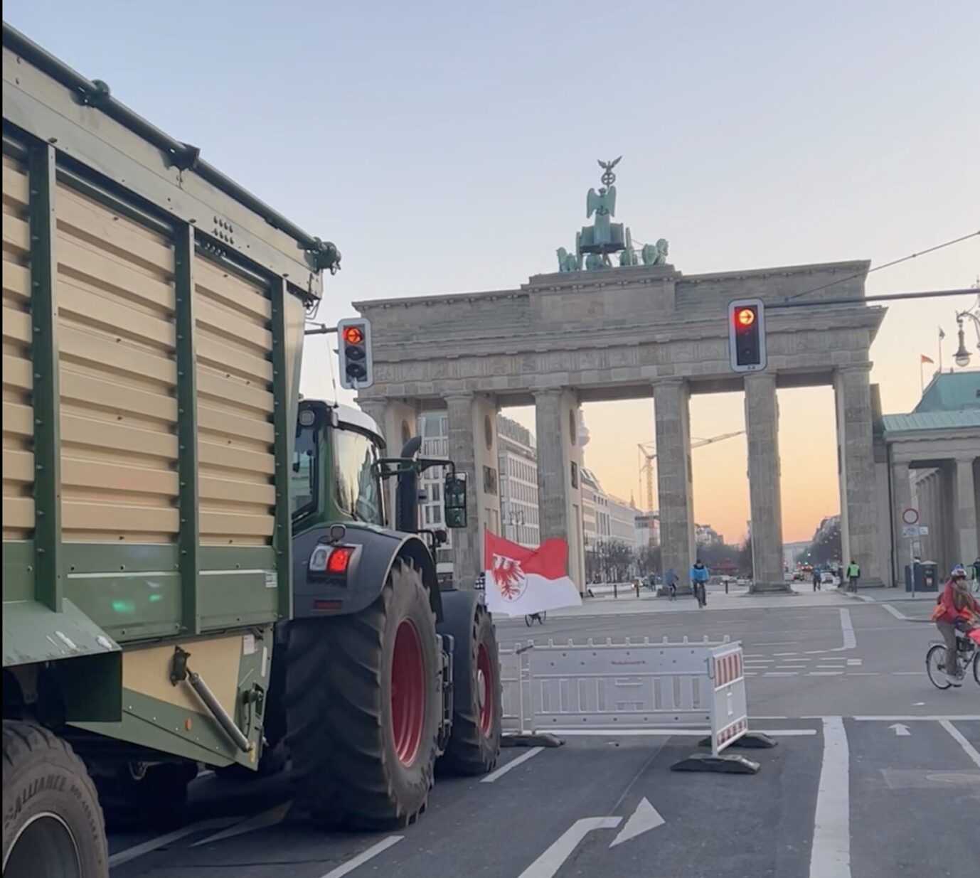 Protest der Bauern und Landwirte: Ein Traktor steht vor dem Brandenburger Tor