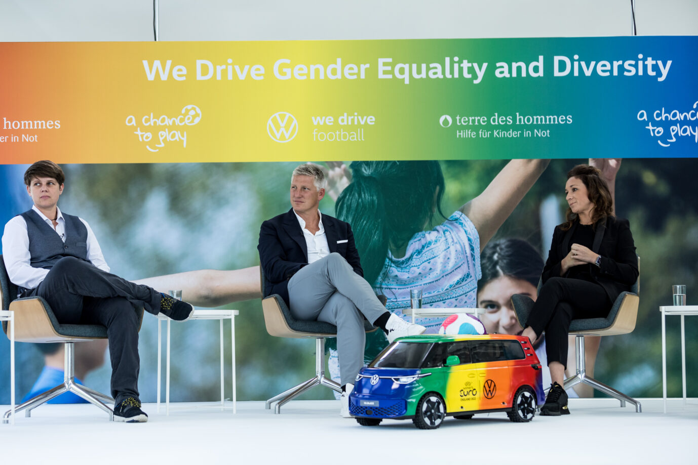 Auf dem Foto befindet sich eine Podiumsdiskussion, veranstaltet von der britischen Filiale der Firma Volkswagen. Es geht um Gender und die sogenannte Diversität – zwei Themen, wegen deren führende Wirtschaftsvertreter vor der AfD warnen. (Themenbild/Symbolbild)