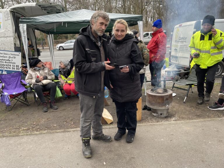 Melanie Geiseler und Martin Kiefer auf der Straße des 17. Juni. Dort halten sie eine Mahnwache ab. Ihr Protest begann während der Aktionswoche der Bauern. Sie wollen das die Bundesregierung zurücktritt. Foto: JF | Martina Meckelein