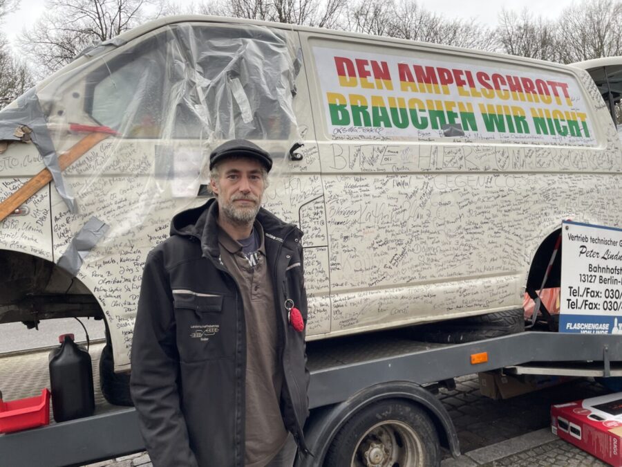 Versammlungsleiter Martin Kiefer ist landwirtschaftlicher Angestellter aus Mecklenburg-Vorpommern: Die Regierung ist für ihn „Schrott“ Foto: JF | Martina Meckelein