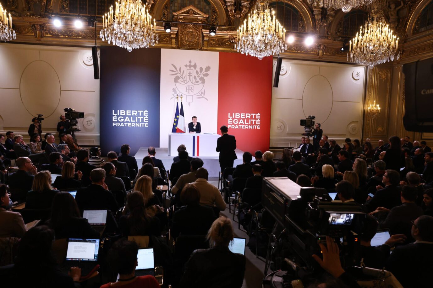 Frankreichs Präsident Emmanuel Macron sitzt in einem Saal des Elysee-Palastes und erläutert seine Pläne für seine restliche Amtszeit