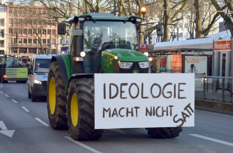 Auch in Köln tragen Bauern ihren Protest auf die Straße.