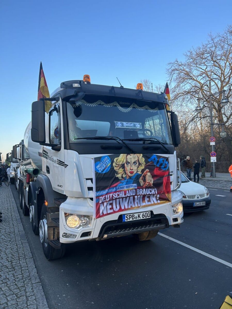 Vor dem Brandenburger Tor sammeln sich Fahrzeuge: Darunter auch AfD-Anhänger Foto: Lorenz Bien | JF