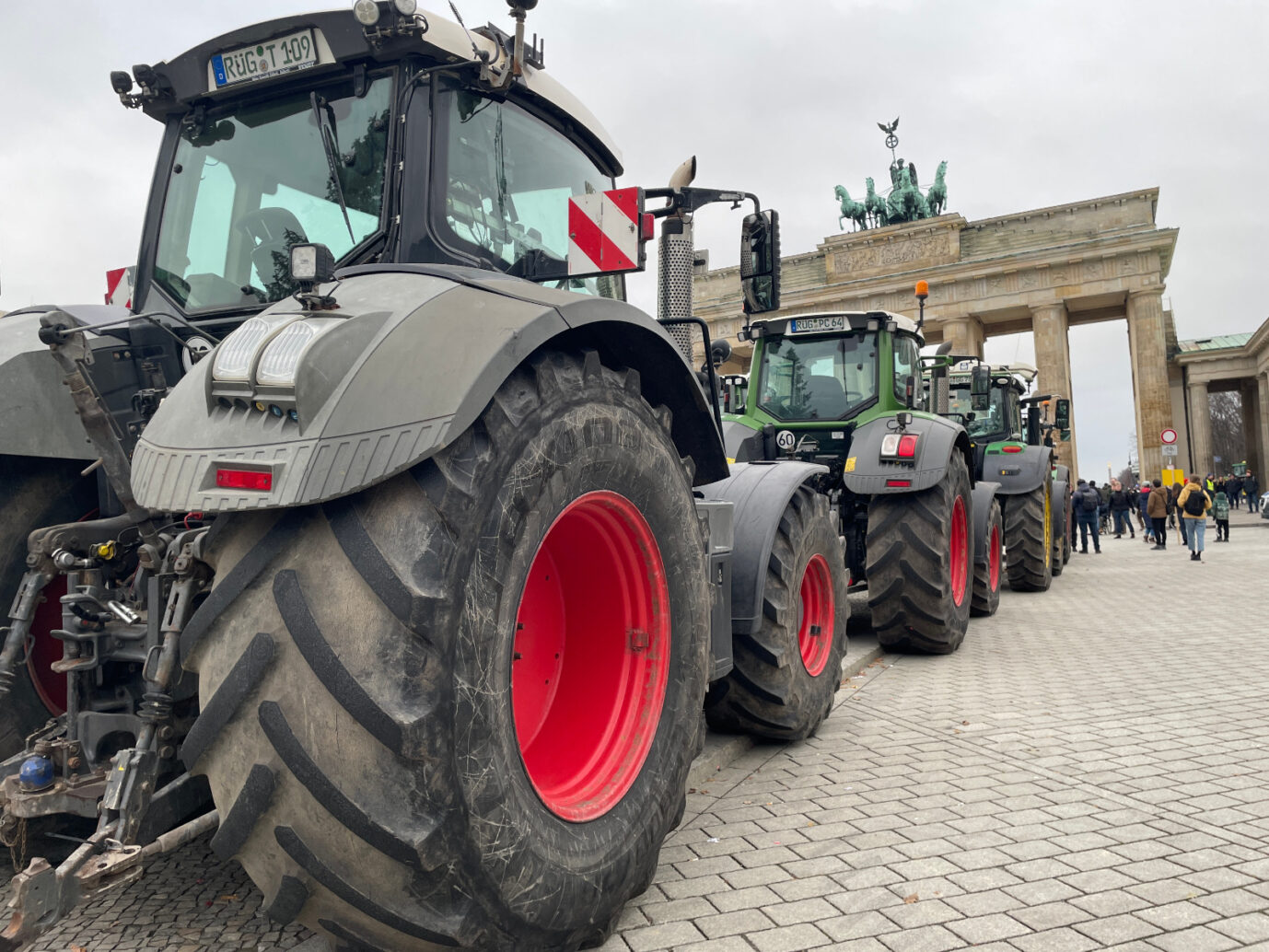Traktoren stehen vorm Brandenburger Tor in Berlin: Durch die neuen Pläne der Bundesregierung sehen sich viele Bauern in ihrer wirtschaftlichen Existenz bedroht.